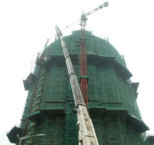 横县吊车在工地上作业